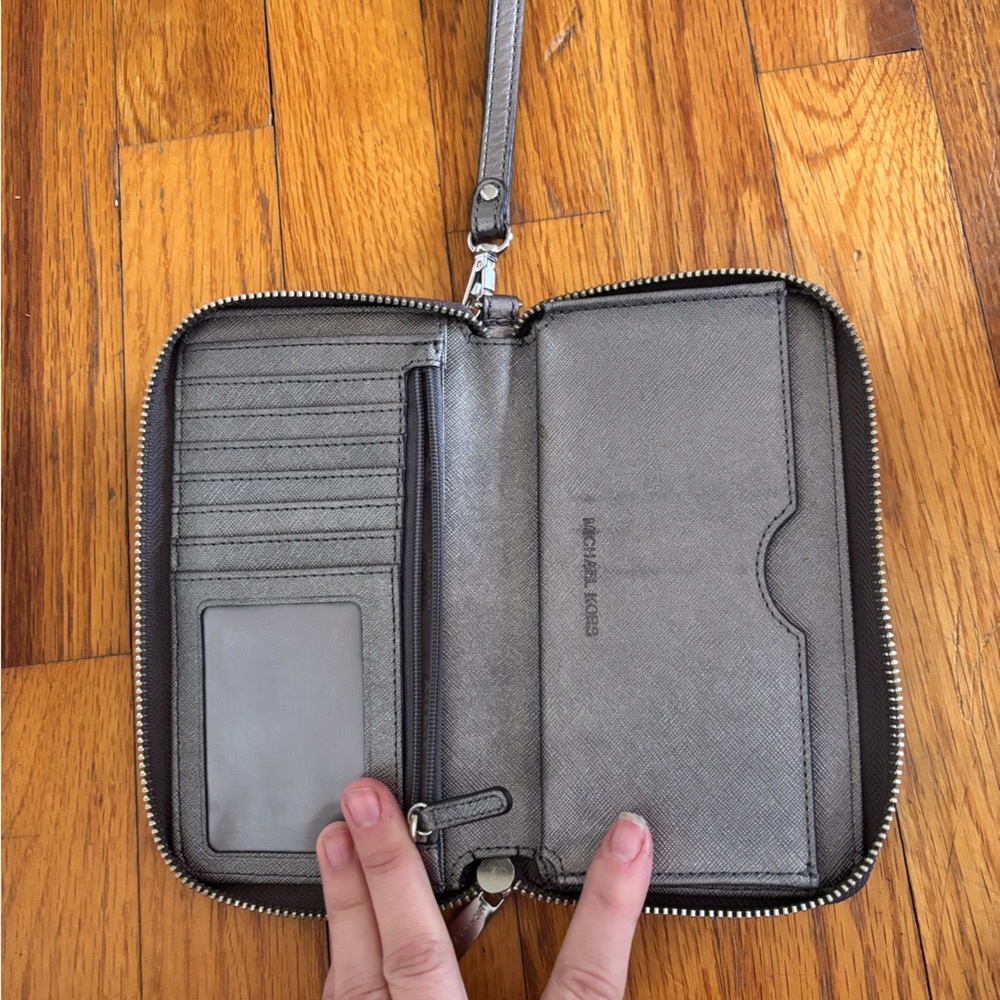 Michael Kors Wristlet /Wallet - Picture 3 of 6